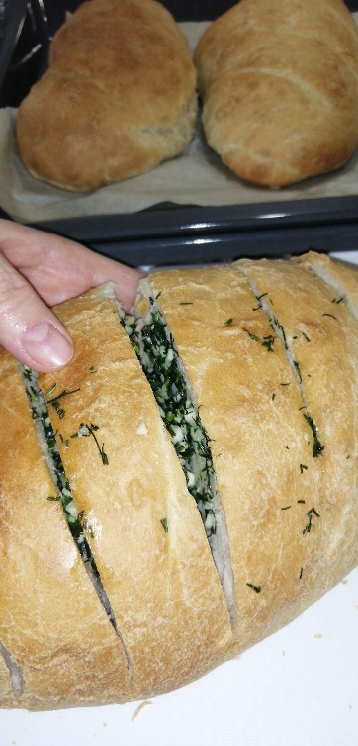 Белый батон с укропом и чесноком