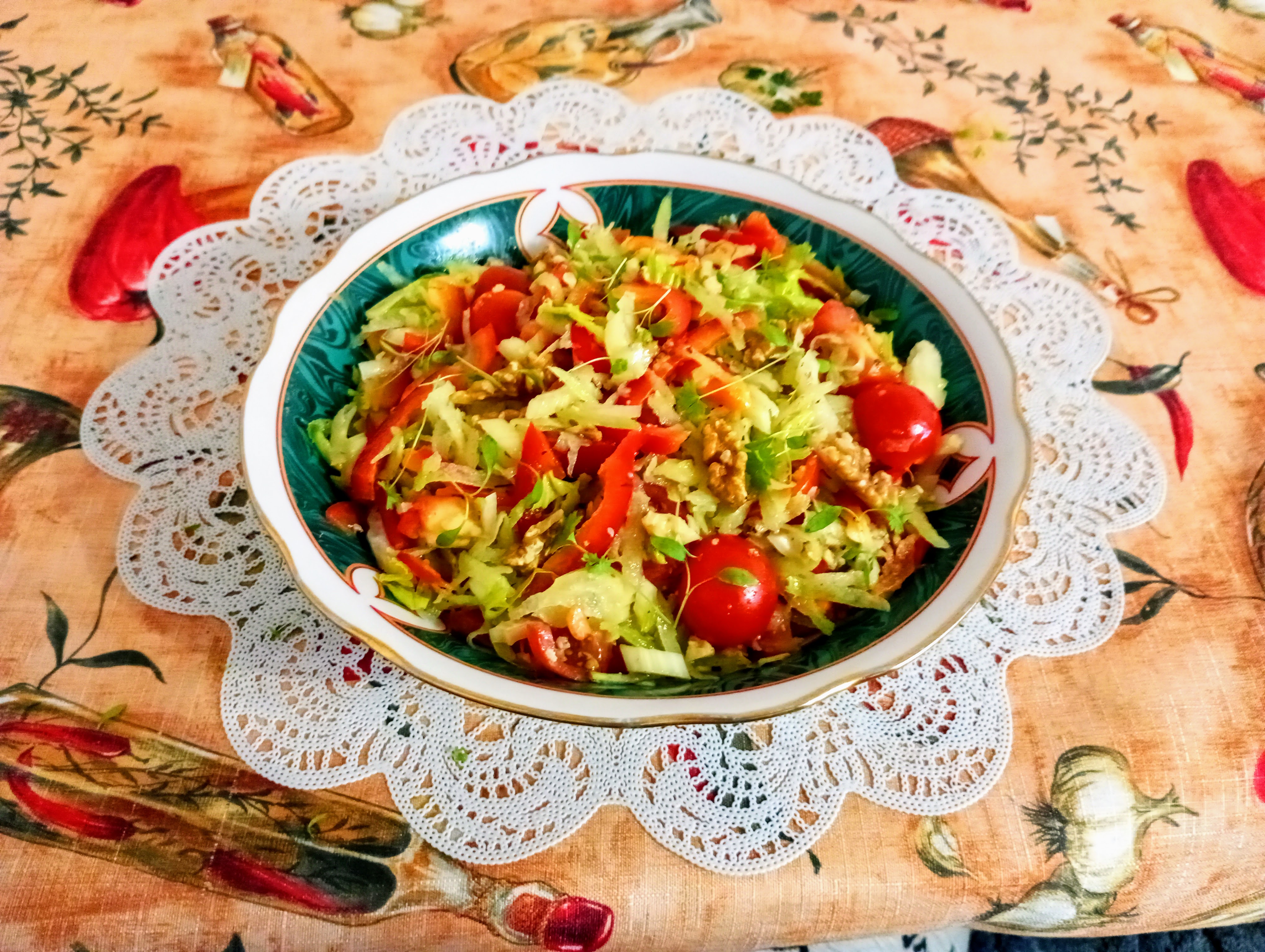   Салат из маргеланской редьки с овощами и орехами