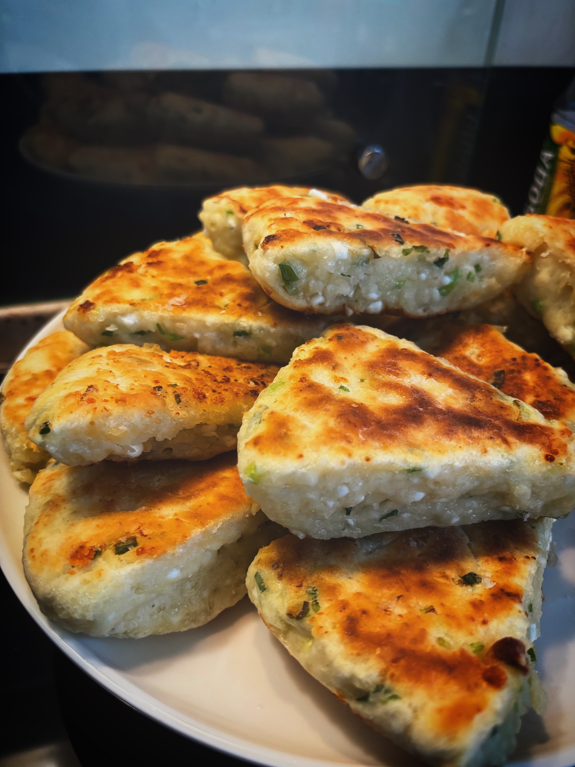 Творожные треугольники с зелёным луком