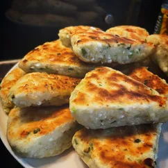 Творожные треугольники с зелёным луком