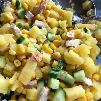 Простой салат с кукурузой