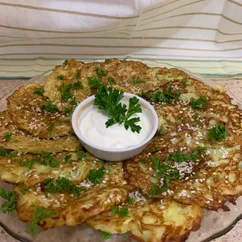 Драники из кабачка с кунжутом и петрушкой