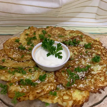 Драники из кабачка с кунжутом и петрушкой