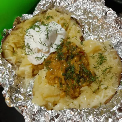 Печеный картофель со сметаной и релишем