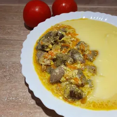 Гуляш из куриных сердечек с картошкой пюре