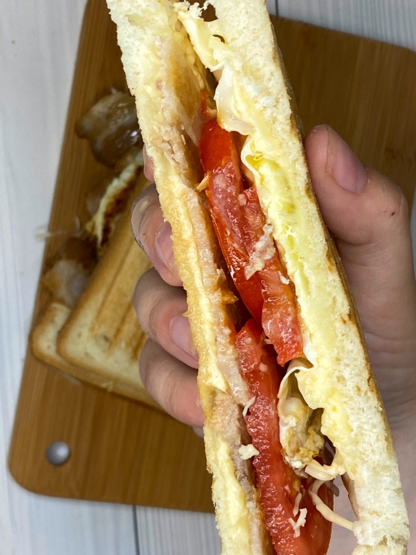 Сэндвич с беконом и яйцом
