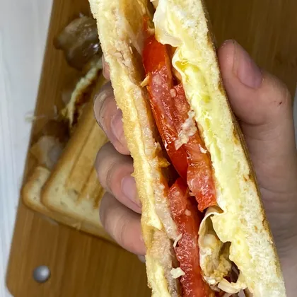 Сэндвич с беконом и яйцом