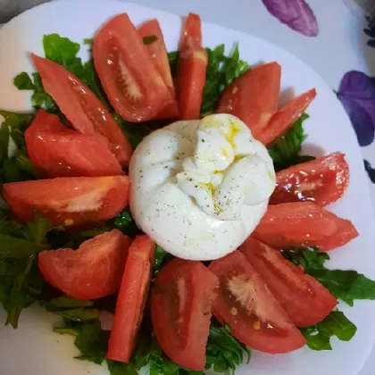 Салат с бурратой и помидорами
