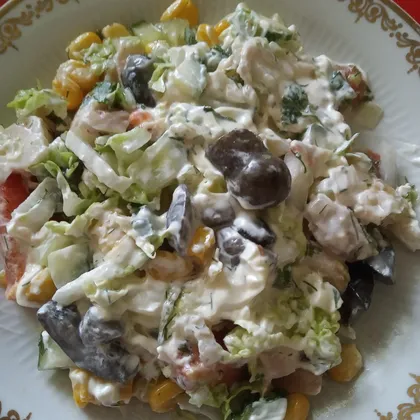 Овощной салат с маринованными грибами, и окорочком