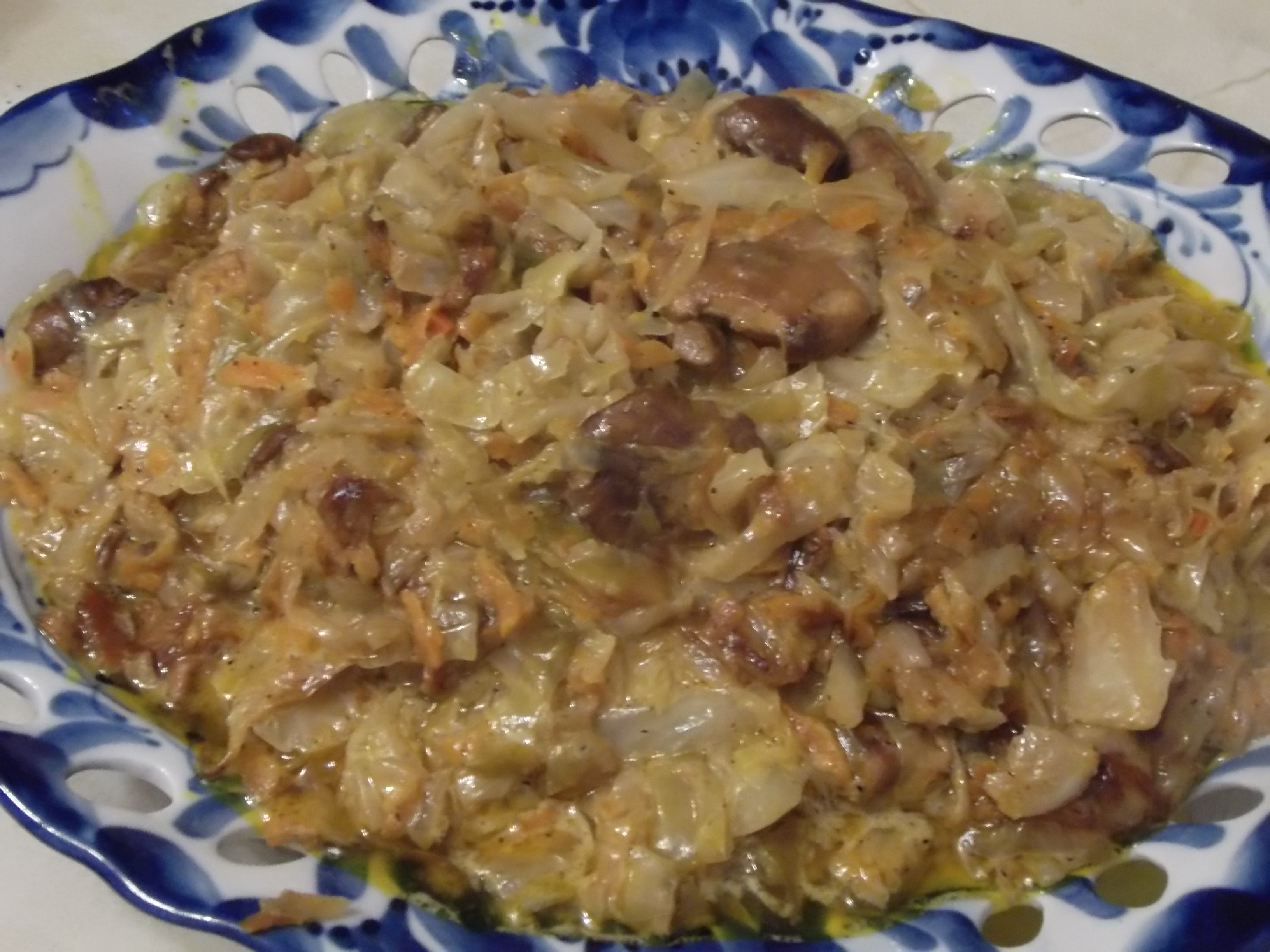 Капуста тушёная с лисичками в сметане