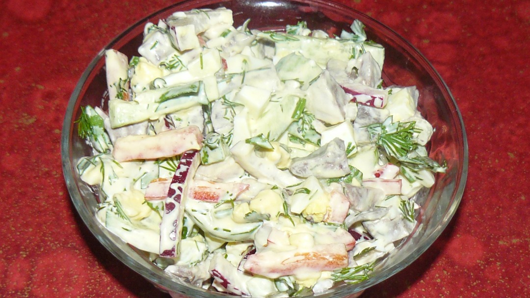 Слоеный салат из свиного сердца с шампиньонами