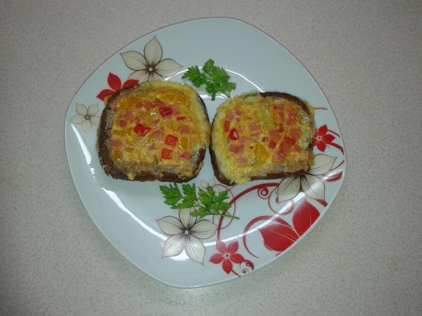 Омлет с овощами в хлебе.        