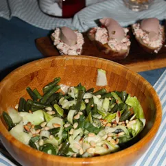 Салат из маринованных цукини и спаржевой фасоли