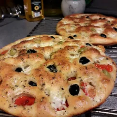 Фокача с маслинами, томатом и сыром🍕