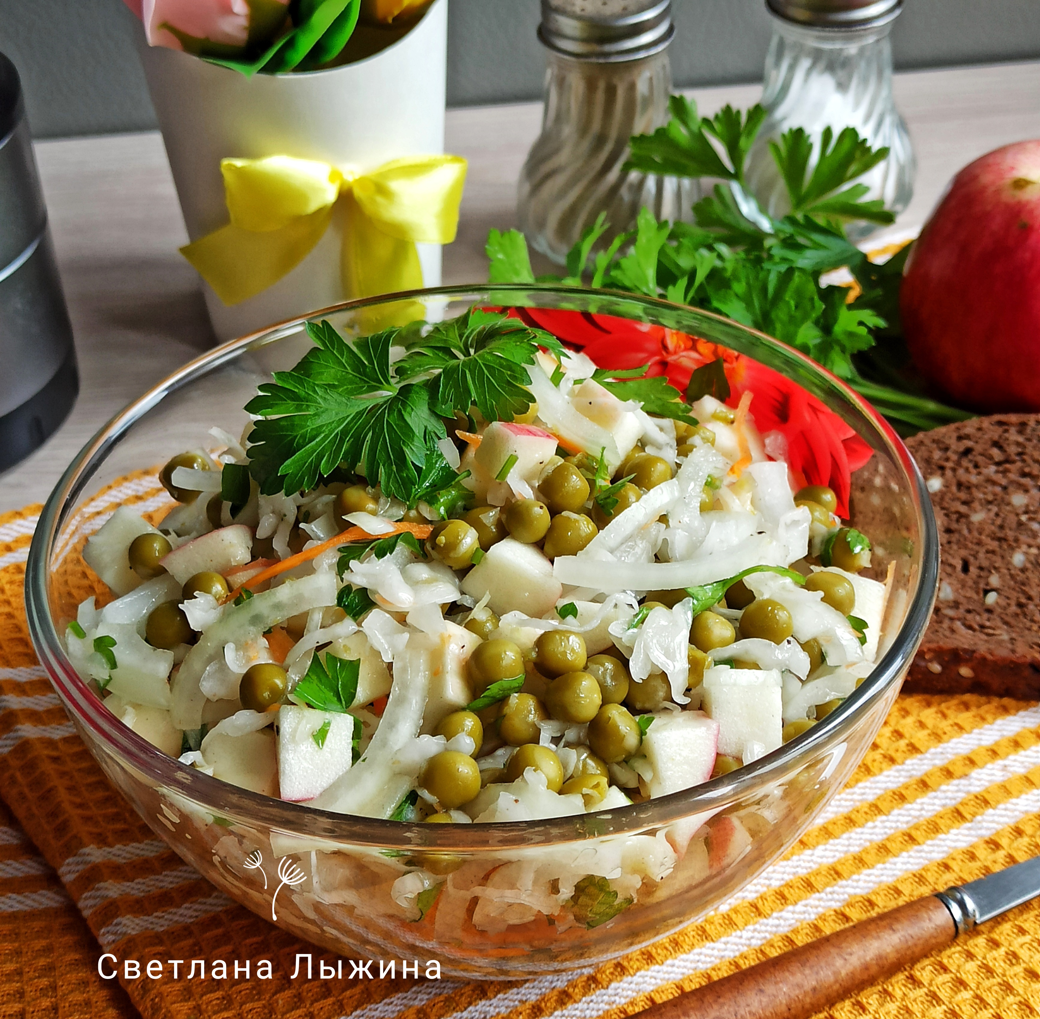 Постный салат с квашеной капустой, яблоком и горошком