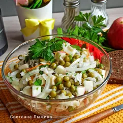 Постный салат с квашеной капустой, яблоком и горошком