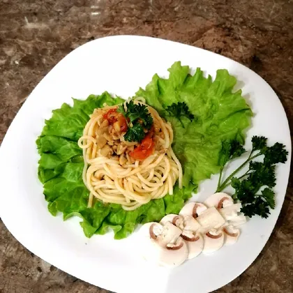 Спагетти с шампиньонами и томатом