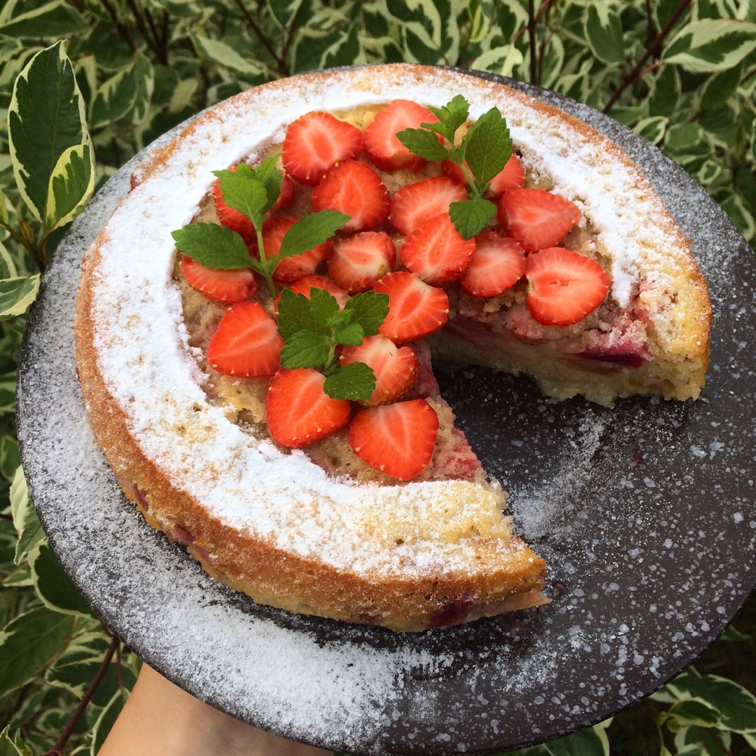 Пирог с ревенем и клубникой