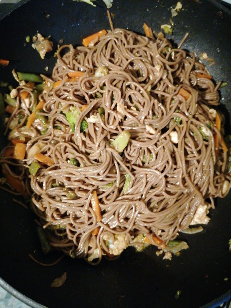 Соба с индейкой и овощами