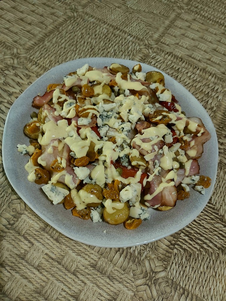 Картофельный салат с голубым сыром и вялеными томатами
