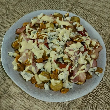 Картофельный салат с голубым сыром и вялеными томатами