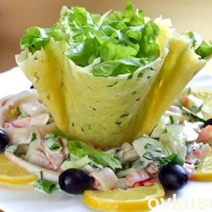 Острый салат в сырной корзинке