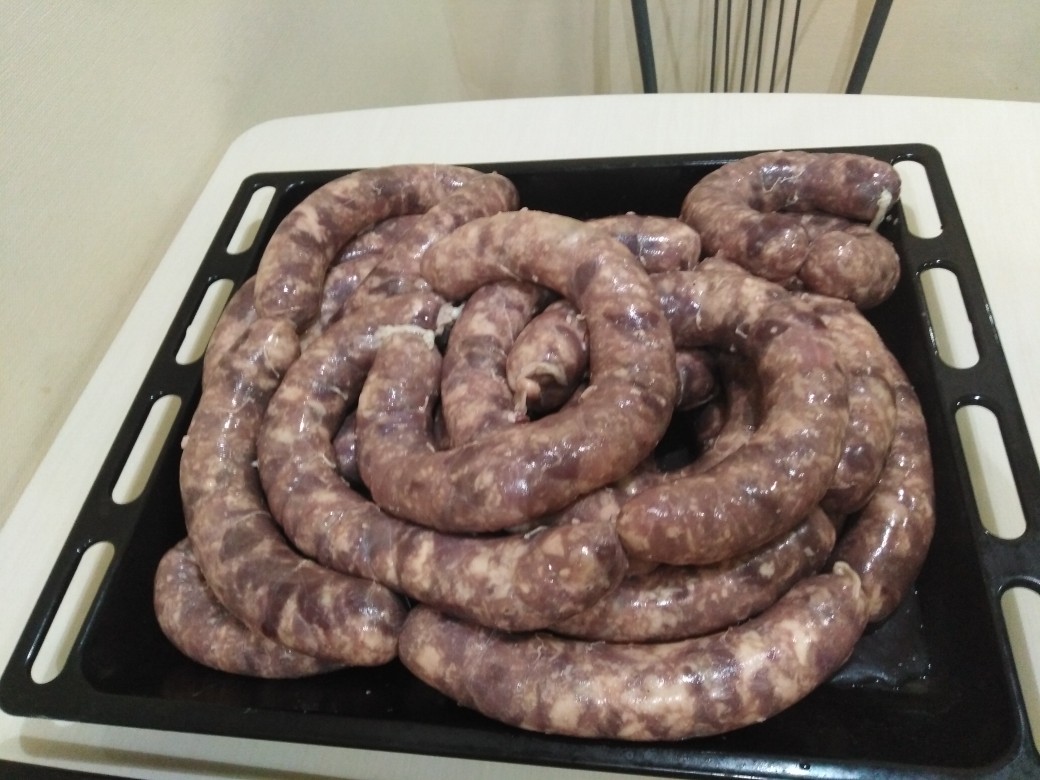 Домашняя колбаса из свинины в кишках - рецепт с фото