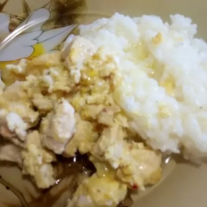 Куриное филе в сливочно-яичном соусе с рисом
