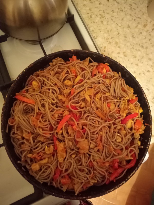 Гречневая лапша soba с курицей и овощами