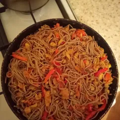 Гречневая лапша soba с курицей и овощами