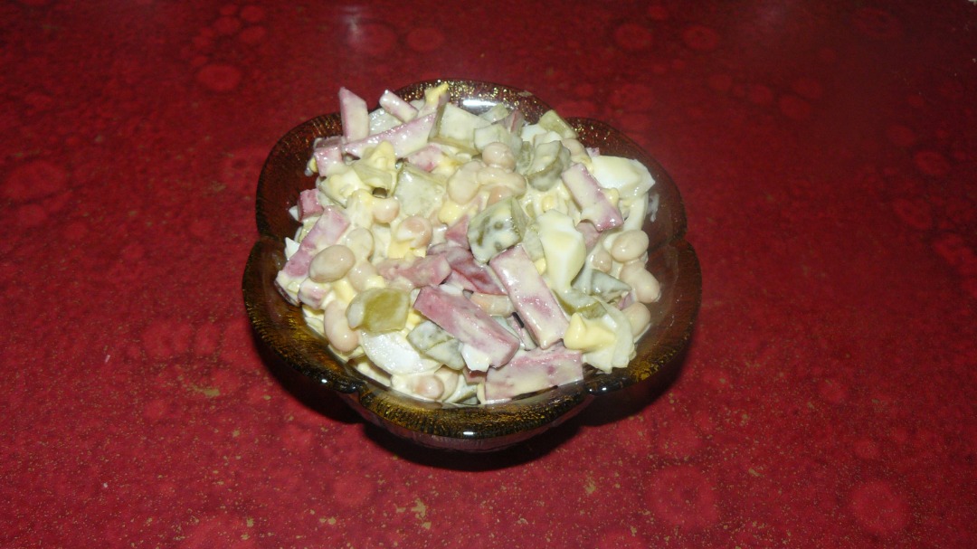 Салат с фасолью и копченной колбасой