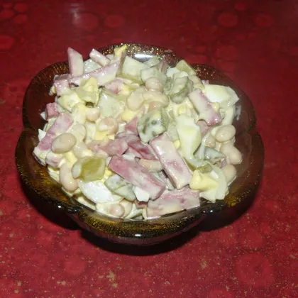 Салат с колбасой, яйцами и консервированной фасолью