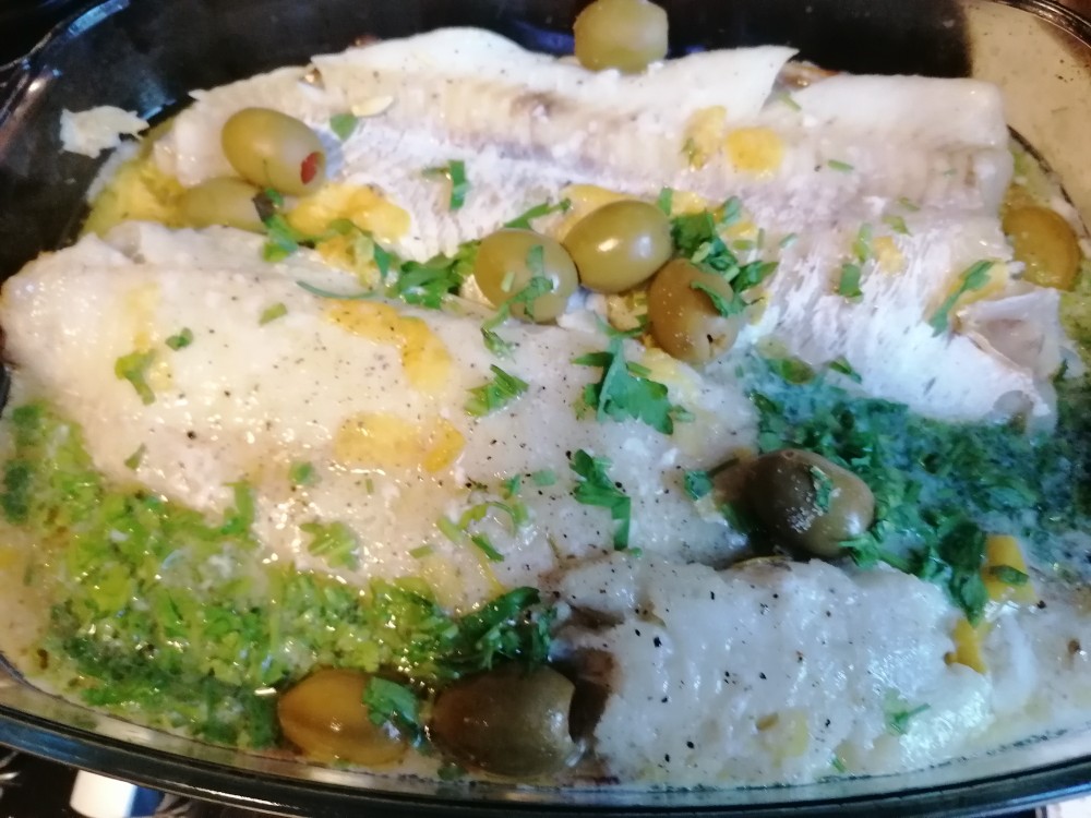 Треска с лимоном и оливками