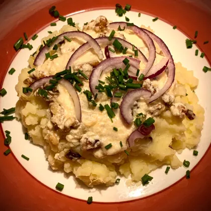 Стампот (картофельное пюре) с цветной капустой и сливочно-сырным соусом с грецким орехами 🇳🇱