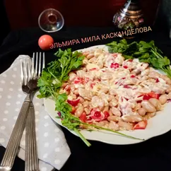 Салат с фасолью, помидорами и сыром