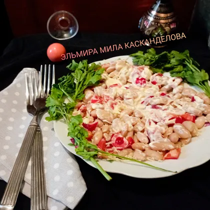 Салат с фасолью, помидорами и сыром