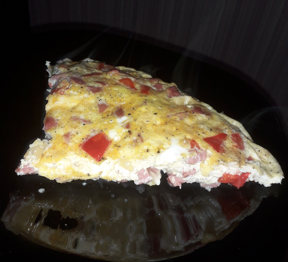 Омлет с болгарским перцем и сосисками