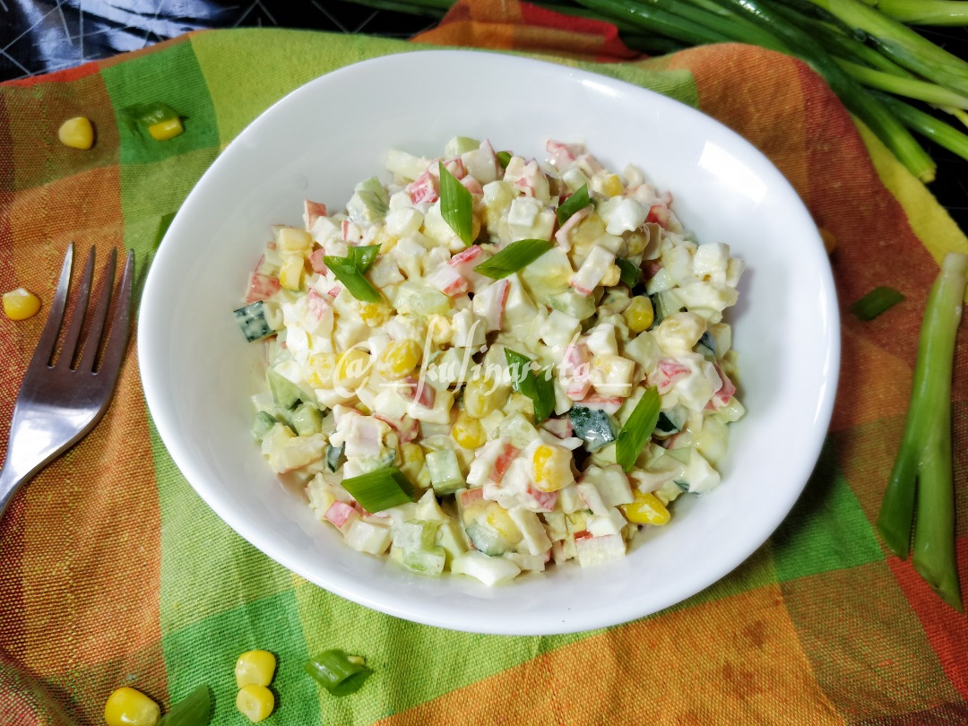 Салат с крабовыми палочками, огурцами и кукурузой - Лайфхакер