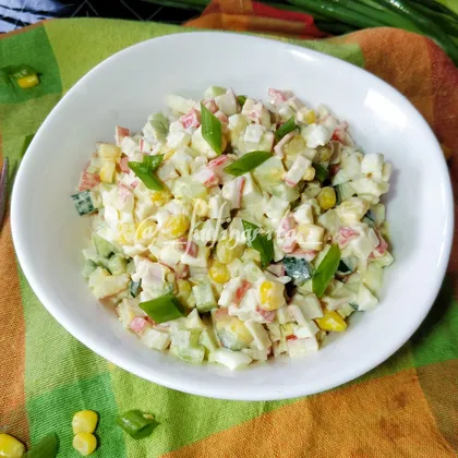 Салат с крабовыми палочками и огурцами