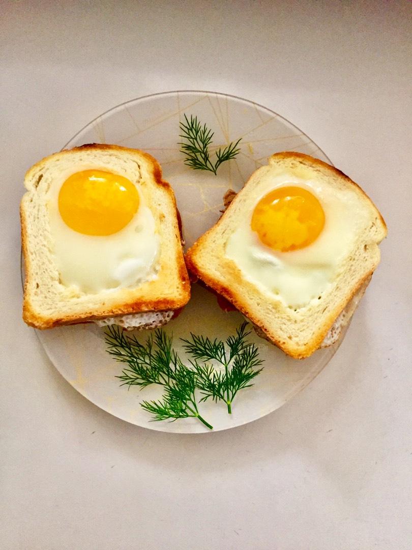 Тосты с яйцом🥚 помидором🍅 и зеленью🌿