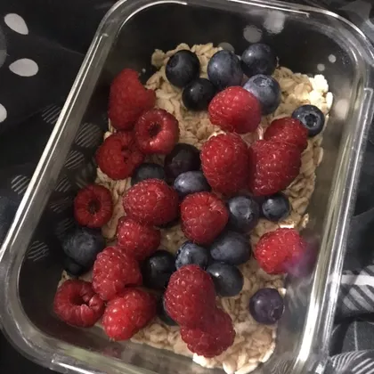 Overnight oats with berries