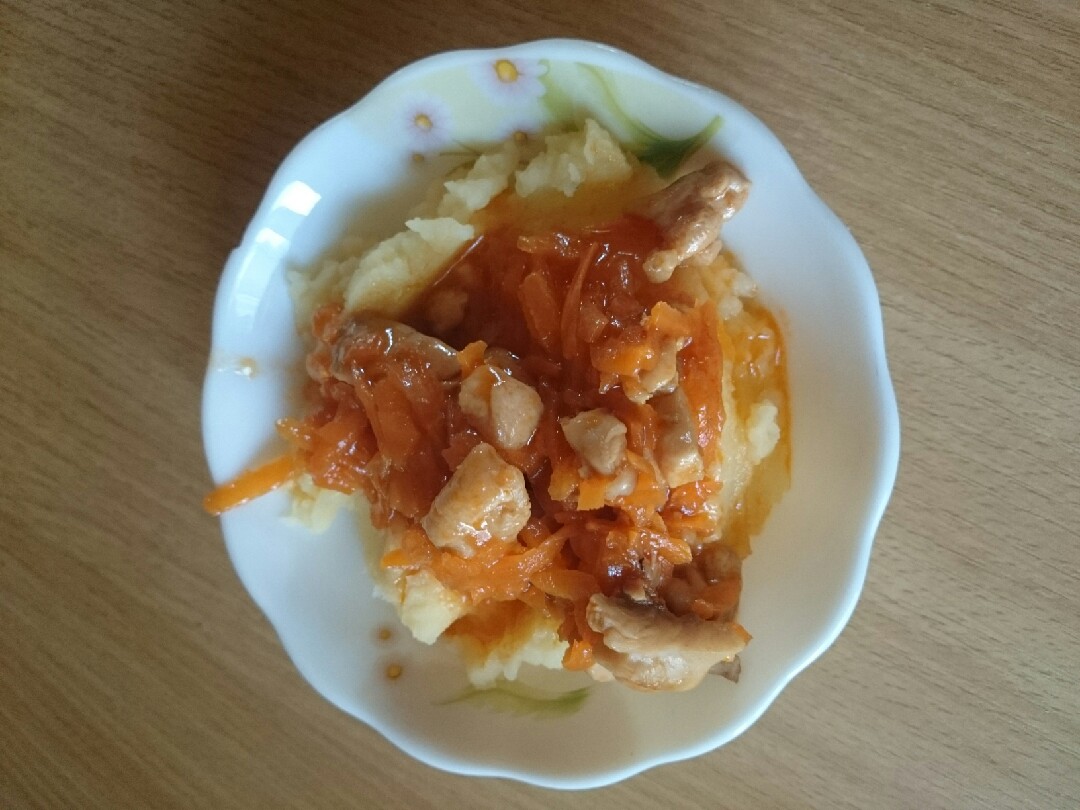 Курица тушеная с морковью, гарнир картофельное пюре