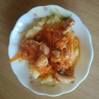 Курица тушеная с морковью, гарнир картофельное пюре