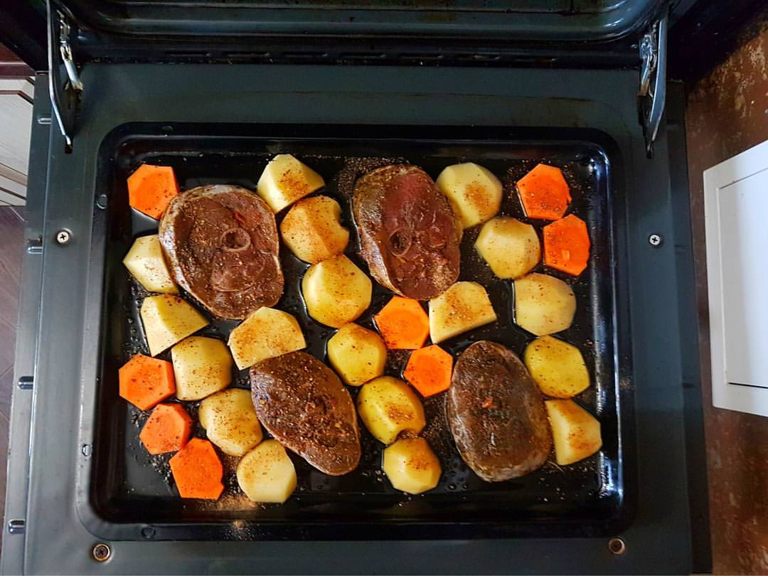 Индейка запеченная с овощами