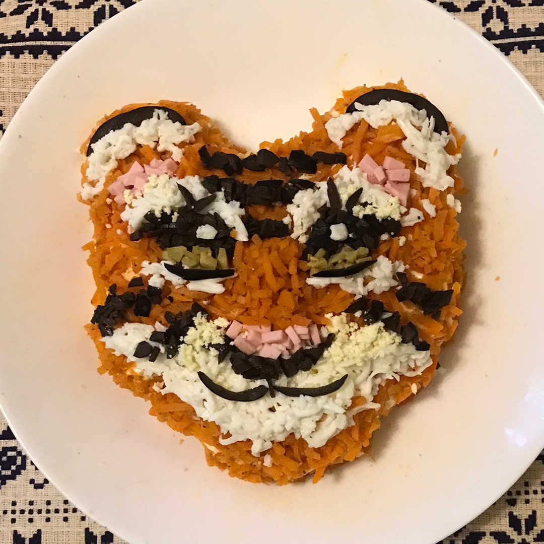 Салат «Тигренок» (тигр) с копченой курицей и черносливом – рецепт на Новый год