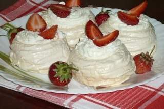 Белковые корзиночки с творожным кремом