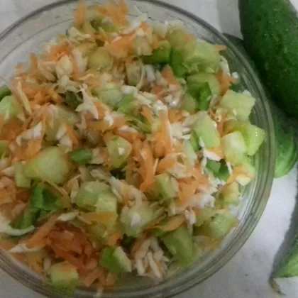 Салат витаминка из капусты,моркови, перца болгарского
