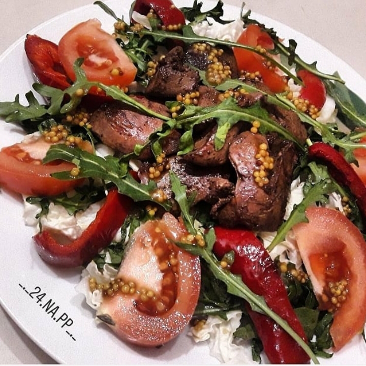 Салат с куриной печенью и сладким перцем