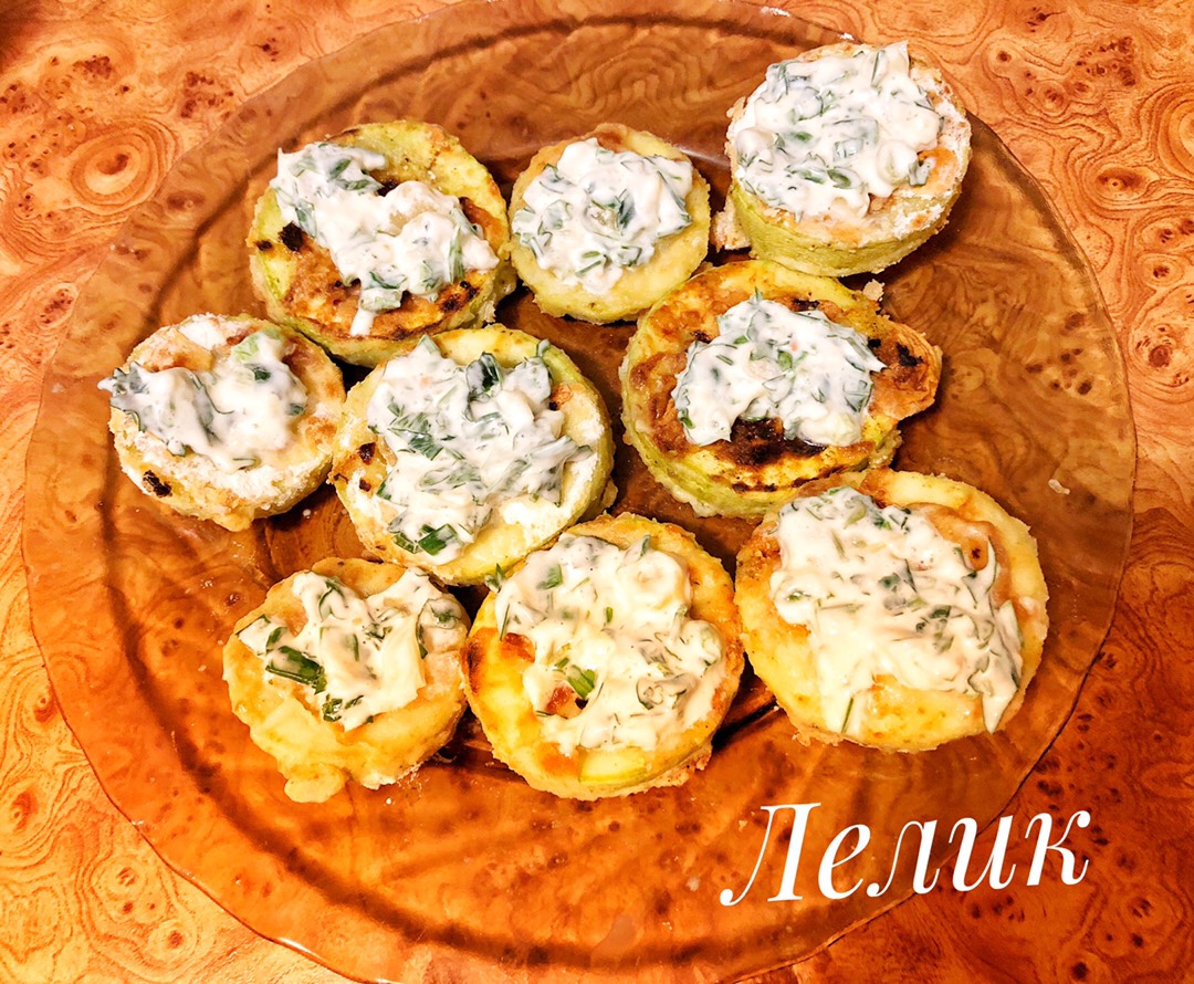 Кабачки в кляре под чесночно-ореховым соусом