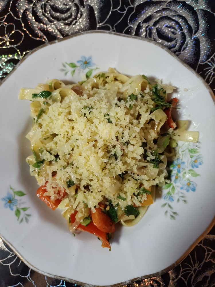 Лапша с овощами и сыром пармезан